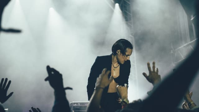Jehnny Beth, Frontfrau der Savages, Sekunden vor einem legendären Stagedive. Jehnny Beth, Frontfrau der Savages, Sekunden vor einem legendären Stagedive.