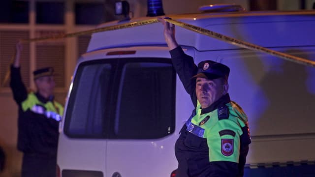 Zwei Polizisten machten die Durchfahrt für ein Polizeiauto frei. Zwei Polizisten machten die Durchfahrt für ein Polizeiauto frei.