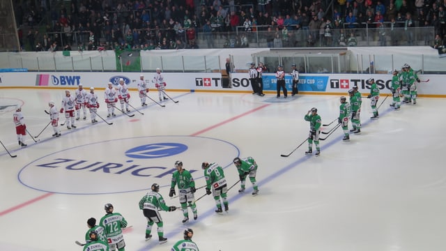 Eishockey-Mannschaften vor dem Spiel Eishockey-Mannschaften vor dem Spiel
