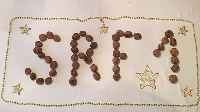 Logo aus Weihnachtsbaumschokolade.