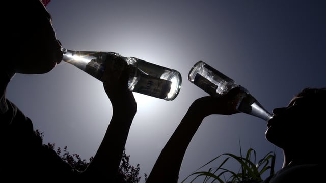 Zwei Frauen trinken Wasser Zwei Frauen trinken Wasser