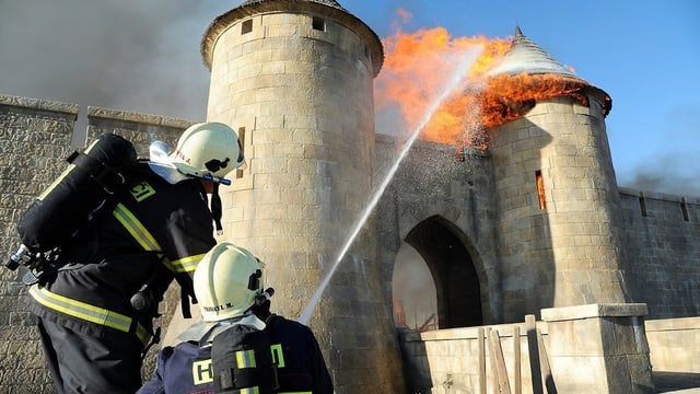Feuerwehrmänner im Einsatz. Feuerwehrmänner im Einsatz.