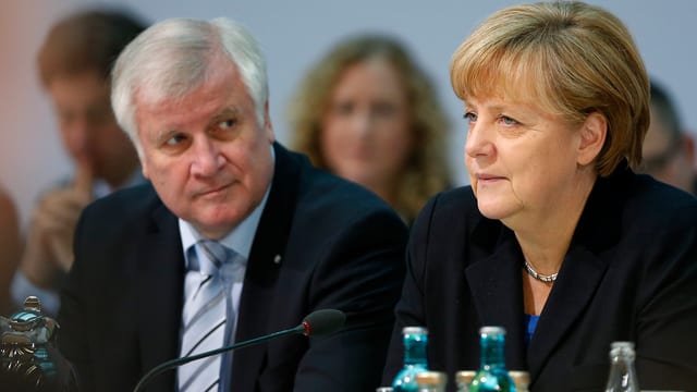 Horst Seehofer blickt kritisch zu Angela Merkel