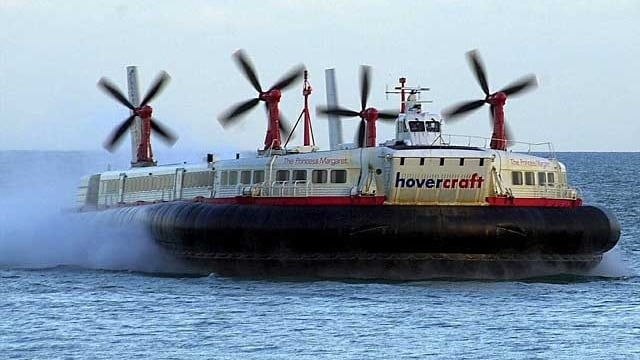 Ein Luftkissenboot flitzt übers Wasser Ein Luftkissenboot flitzt übers Wasser
