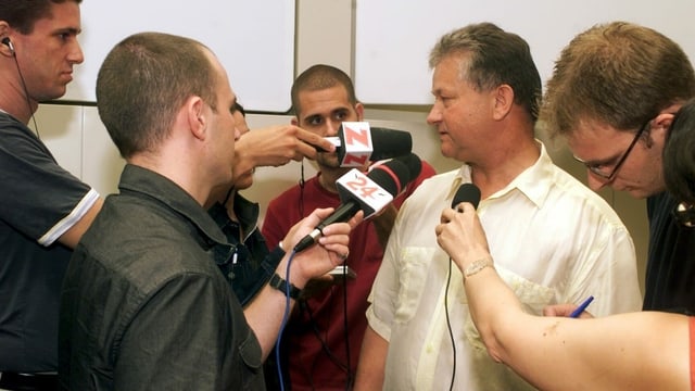 Eichhof-Heimleiter Urs Hess umringt von Journalisten. Eichhof-Heimleiter Urs Hess umringt von Journalisten.