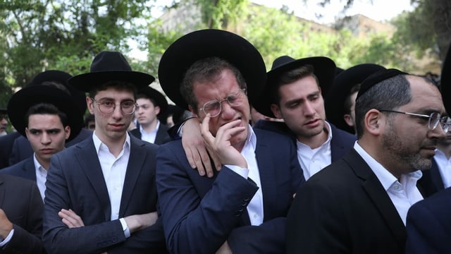 Trauernde orthodoxe Juden an Begräbnis Trauernde orthodoxe Juden an Begräbnis