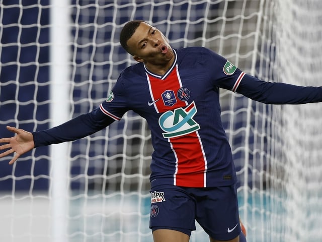 Kylian Mbappé jubelt auf dem Rasen. Kylian Mbappé jubelt auf dem Rasen.