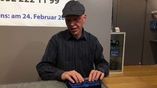 Stefan Hofmann sitzt vor der Braille-Tastatur Stefan Hofmann sitzt vor der Braille-Tastatur