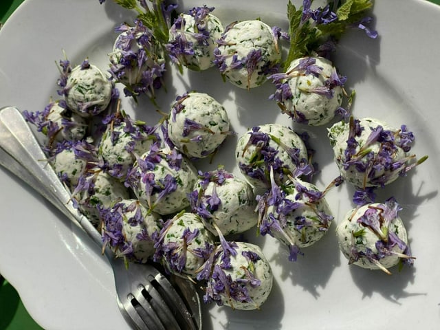 Frischkäse-Bällchen mit Gundermann-Blüten Frischkäse-Bällchen mit Gundermann-Blüten