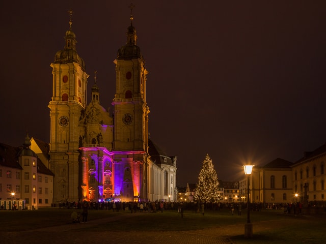 Beleuchtetes Kloster.