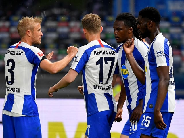 Die Hertha-Spieler freuen sich über den Sieg. Die Hertha-Spieler freuen sich über den Sieg.