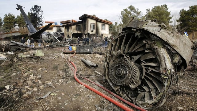 Flugzeugwrack und beschädigte Häuser Flugzeugwrack und beschädigte Häuser