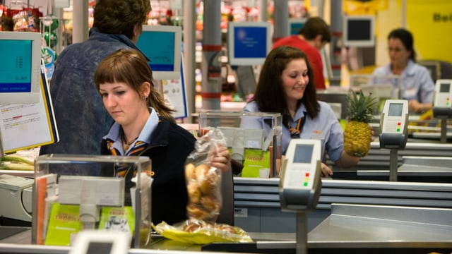 Drei Kassiererinnen bei der Arbeit Drei Kassiererinnen bei der Arbeit