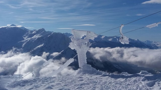 Ein vereister Skiliftmast. Ein vereister Skiliftmast.