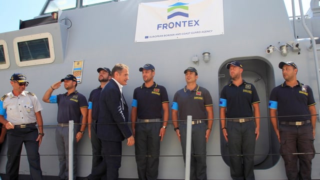 Grenzschutzbeamte der Frontex aufgereiht vor einer Wand. Grenzschutzbeamte der Frontex aufgereiht vor einer Wand.