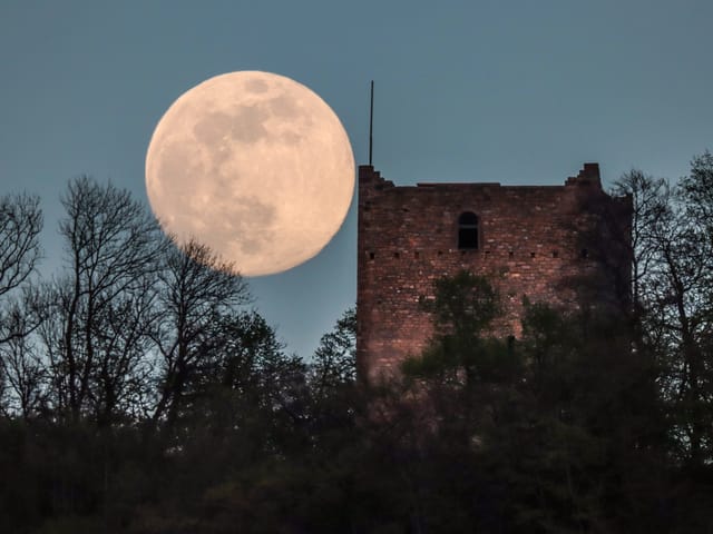 Vollmond über einer Burg