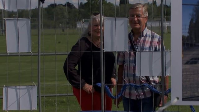 Doris Hoevel und Karl-Heinz Krause stehen am Grenzzaun. Dieses Mal zusammen und nicht getrennt. Doris Hoevel und Karl-Heinz Krause stehen am Grenzzaun. Dieses Mal zusammen und nicht getrennt.