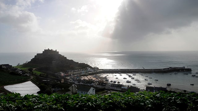 Die britische Insel Guernsey gilt bei Grosskonzernen als Steuerparadies. Die britische Insel Guernsey gilt bei Grosskonzernen als Steuerparadies.