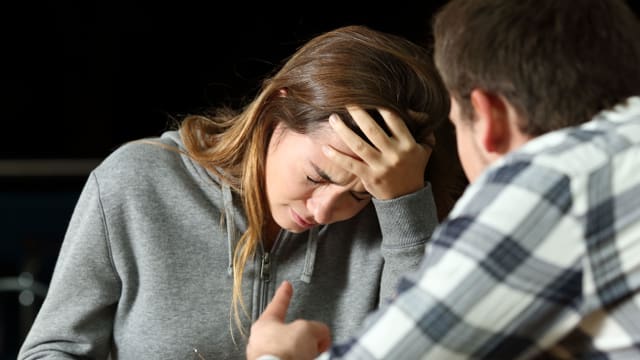 Ein Mann und eine Frau haben Stress. Ein Mann und eine Frau haben Stress.