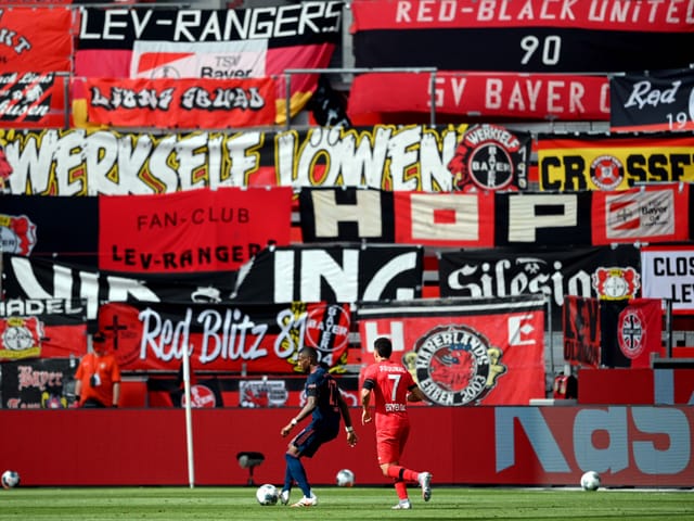 Transparente bei Leverkusen-Bayern