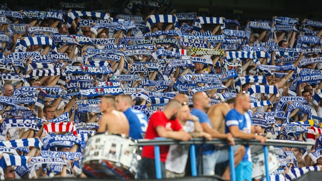 Fans von Lech Posen halten Schals in die Höhe Fans von Lech Posen halten Schals in die Höhe
