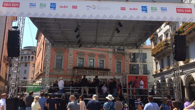 Purtret da la tribuna sin la Piazza Riforma.