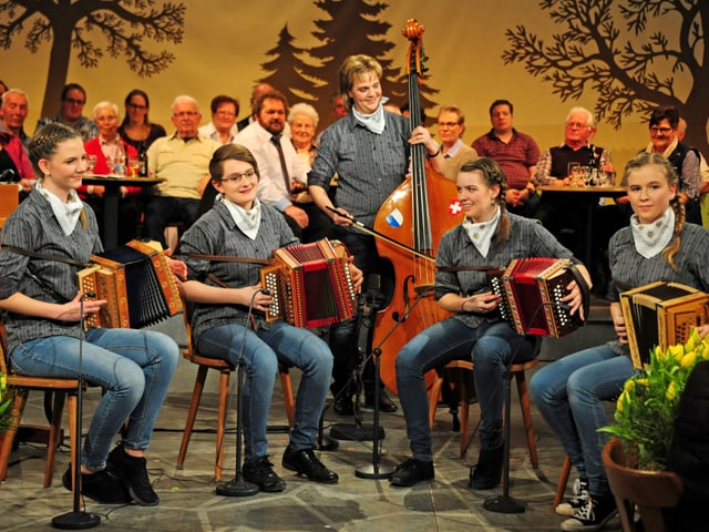 Die Henderländer Örgeliwiiber musizieren fröhlich