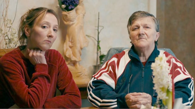 Zwei Frauen an einem Tisch Zwei Frauen an einem Tisch