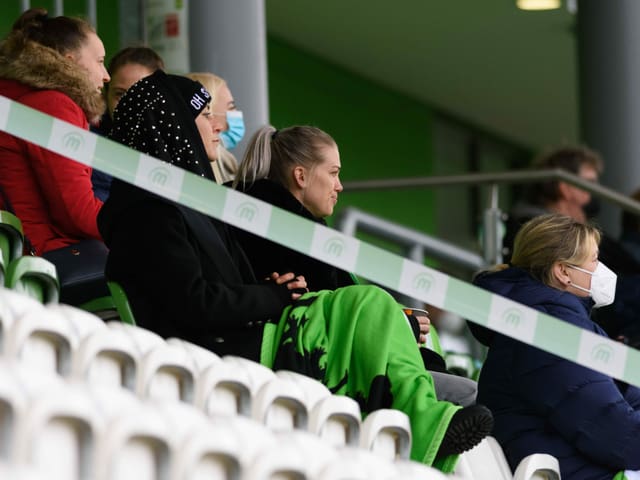 Lara Dickenmann sah ihren «Wölfinnen» dabei zu, wie sie im Halbfinal des DFB-Pokals den Bayern die erste Pflichtspielniederlage der Saison zufügten (2:0).