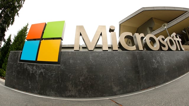 Logo von Microsoft vor einem Firmengebäude.