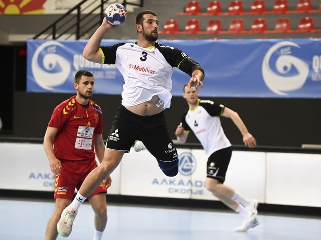 Lucas Meister beim Torwurf im Dress der Handball-Nationalmannschaft Lucas Meister beim Torwurf im Dress der Handball-Nationalmannschaft