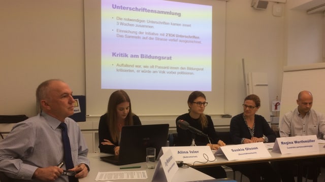 Blick auf eine Fünferrunde, zwei Männer, drei Frauen. Blick auf eine Fünferrunde, zwei Männer, drei Frauen.