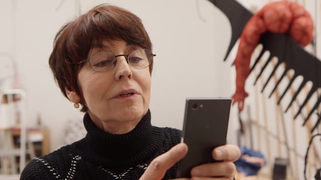 Video «Annette Messager: Begegnung mit der französischen Künstlerin» abspielen Video «Annette Messager: Begegnung mit der französischen Künstlerin» abspielen