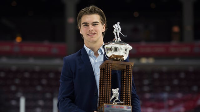 Nico Hischier, emprim tar il NHL-Draft. Nico Hischier, emprim tar il NHL-Draft.