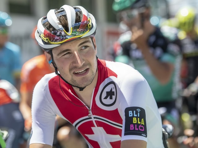 Roland Thalmann sitzt auf dem Velo. Roland Thalmann sitzt auf dem Velo.