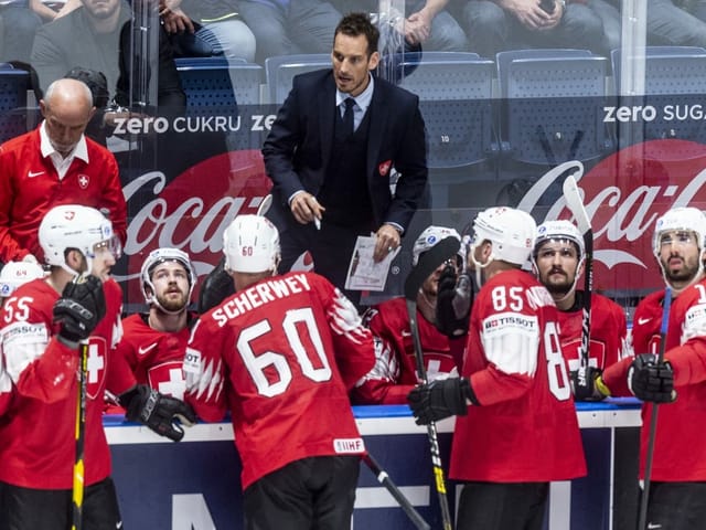 Nati-Coach Patrick Fischer und seine Spieler (Archivbild). Nati-Coach Patrick Fischer und seine Spieler (Archivbild).