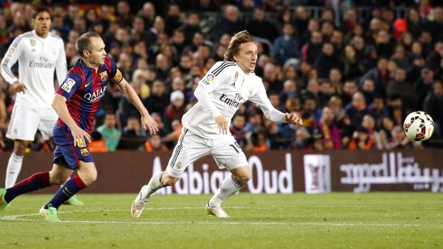 Andres Iniesta und Luca Modric hetzen dem Ball hinterher. Andres Iniesta und Luca Modric hetzen dem Ball hinterher.