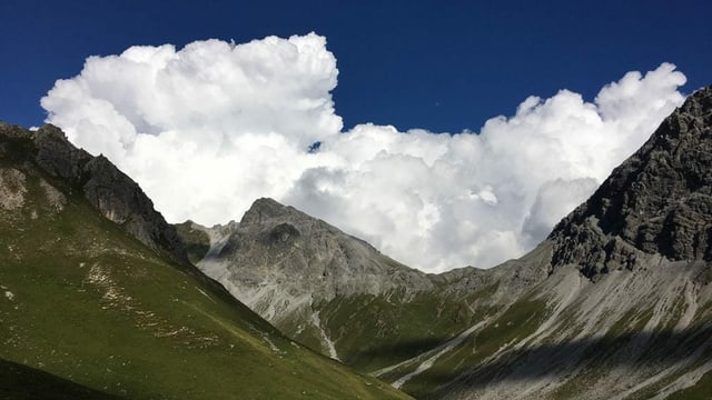 Riesige Quellwolken über den Bergen von Langwies aus gesehen. Riesige Quellwolken über den Bergen von Langwies aus gesehen.