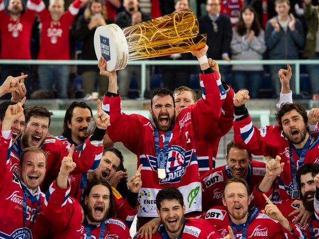 Die Lakers stemmen den Meister-Pokal. Die Lakers stemmen den Meister-Pokal.