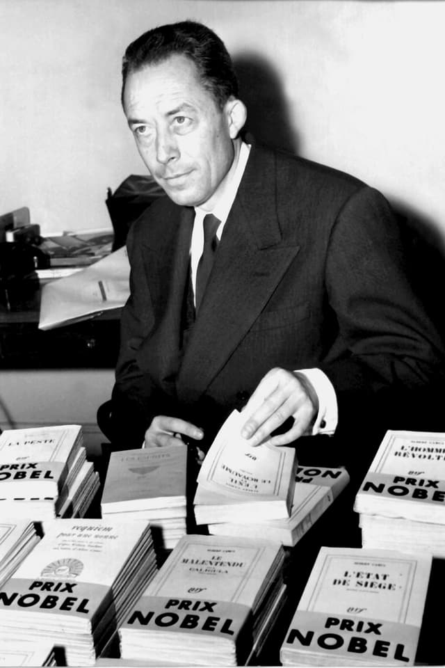 Camus vor seinen Büchern, die ein "Prix Nobel"-Band tragen Camus vor seinen Büchern, die ein "Prix Nobel"-Band tragen
