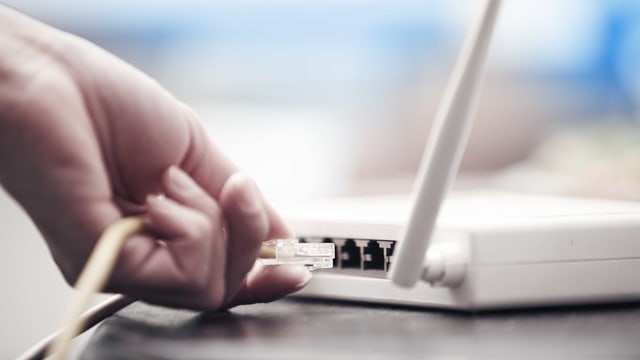 Das Netzkabel wird aus dem Modem gezogen. Das Netzkabel wird aus dem Modem gezogen.