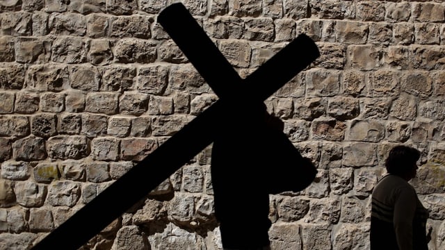 Person mit Kreuz. Person mit Kreuz.