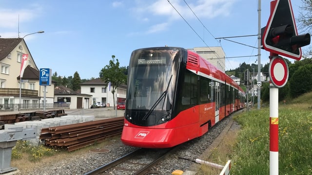Zug der Appenzeller Bahnen am Bahnhof Teufen Zug der Appenzeller Bahnen am Bahnhof Teufen