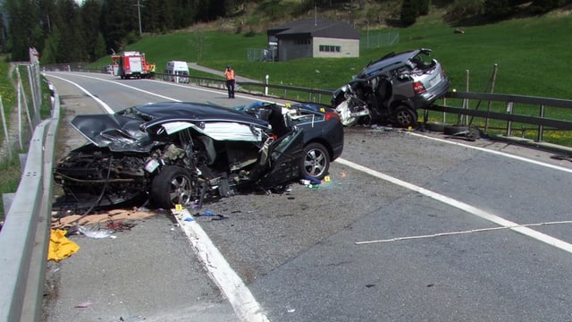 Zwei Autowracks auf einer Strasse. Zwei Autowracks auf einer Strasse.
