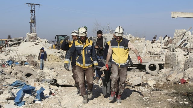 Syrische Zivilschützer bergen am 5. März ein Opfer im Dorf Maaret Musreen in der Provinz Idlib. Voraus ging ein russischer Luftangriff auf die von Rebellen gehaltene Ortschaft.
