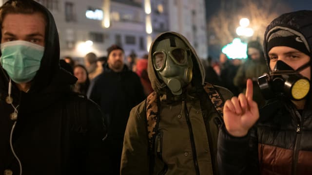 Demonstranten mit Schutzmasken in Belgrad Demonstranten mit Schutzmasken in Belgrad
