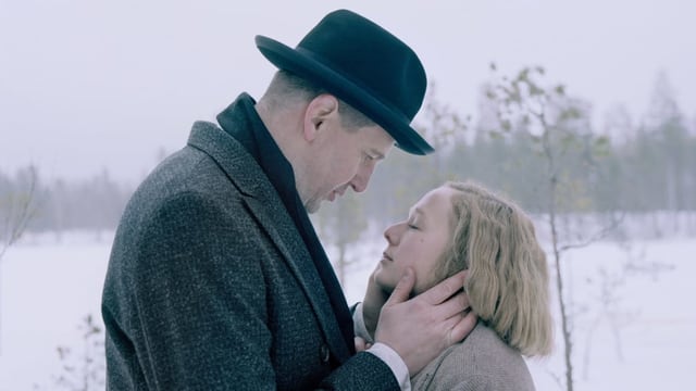 Kurz vor dem Kuss: Redakteur Reinhold Blomberg begehrt die junge Astrid. Kurz vor dem Kuss: Redakteur Reinhold Blomberg begehrt die junge Astrid.
