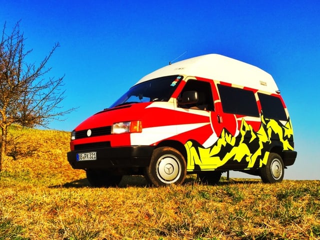 SRF 3 Hörer Jonas Tögel verlegt seine Wohnung im Sommer auf die Räder: «Mein Hippie-Bus ist überall dabei und quasi über den Sommer mein Hauptwohnsitz».