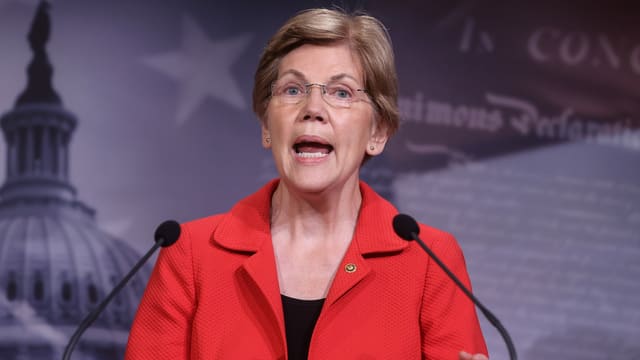 Die Senatorin Elizabeth Warren hält eine Rede. Die Senatorin Elizabeth Warren hält eine Rede.