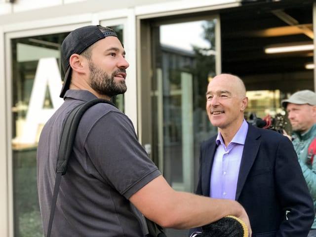 Sandro und Rektor der Berufsschule Lenzburg